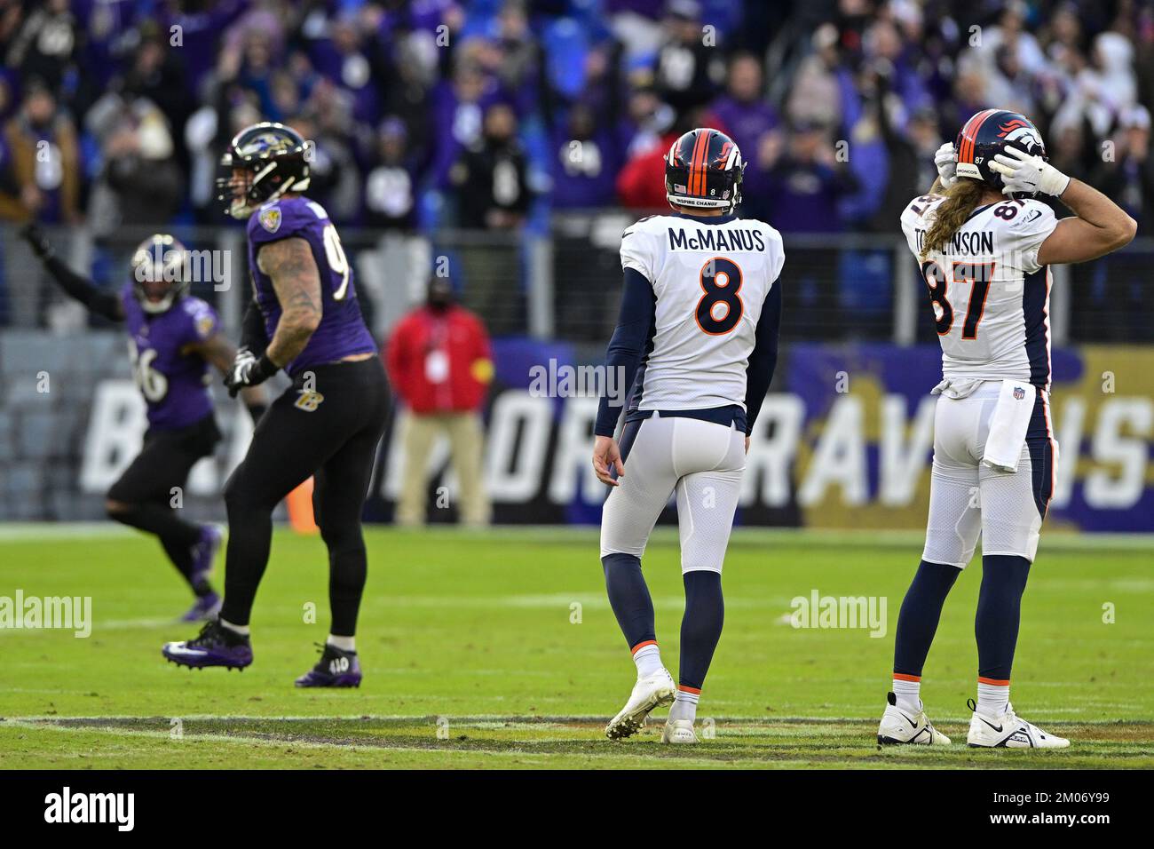 Baltimore, Usa. 04.. Dezember 2022. Denver Broncos Place Kicker Brandon McManus (8) und Tight End Eric Tomlinson (87) reagieren, nachdem McManus in der zweiten Halbzeit am Sonntag, den 4. Dezember 2022, im M&T Bank Stadium in Baltimore, Maryland, ein versuchtes, spielsiegreiches Feldtor gegen die Baltimore Ravens verpasste. Baltimore gewann 10:9. Foto: David Tulis/UPI Credit: UPI/Alamy Live News Stockfoto