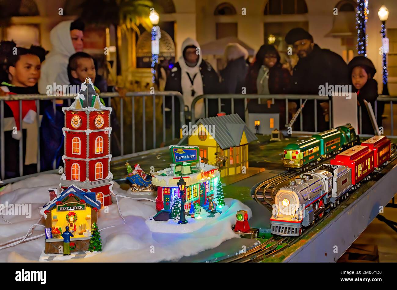 Die Leute schauen sich eine Modelleisenbahn an, 18. November 2022, in Mobile, Alabama. Das Dorf war Teil einer Weihnachtsausstellung. Stockfoto