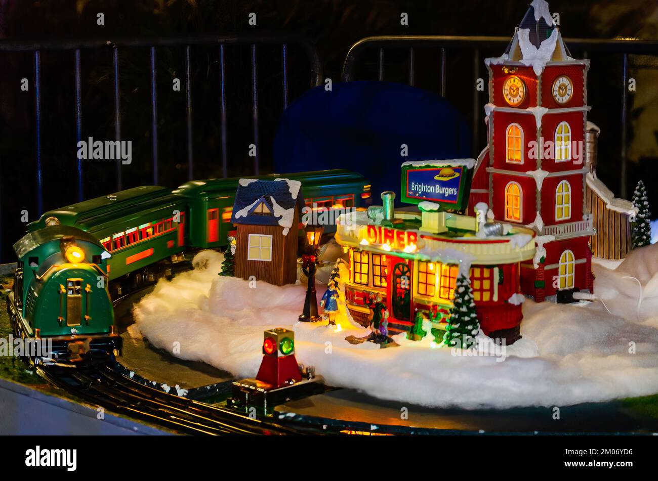 Ein Lionel-Zug umkreist ein Weihnachtsdorf, 18. November 2022, in Mobile, Alabama. Das Dorf war Teil einer Modelleisenbahn. Stockfoto