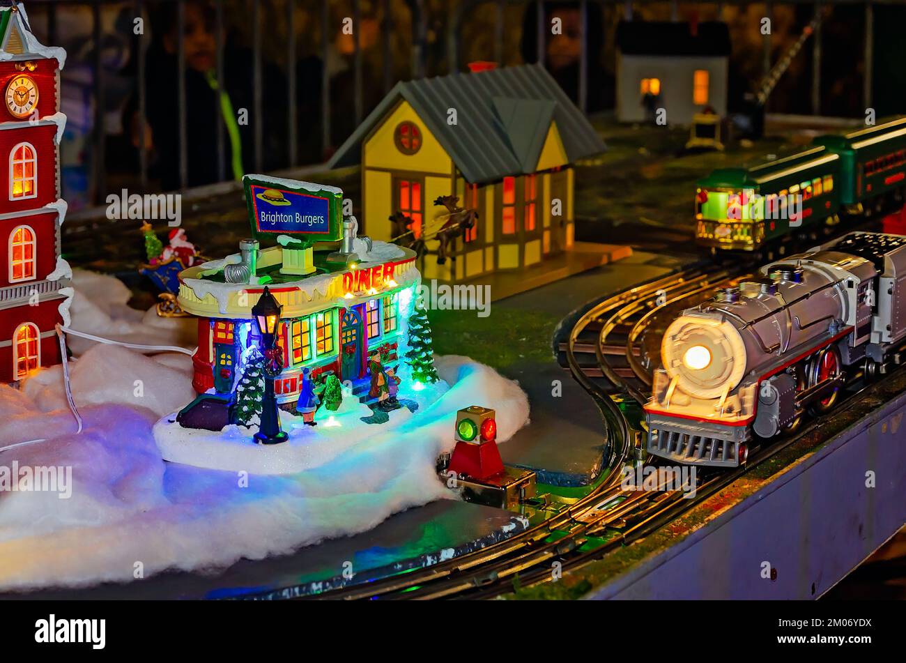 Ein Lionel-Zug umkreist ein Weihnachtsdorf, 18. November 2022, in Mobile, Alabama. Das Dorf war Teil einer Modelleisenbahn. Stockfoto