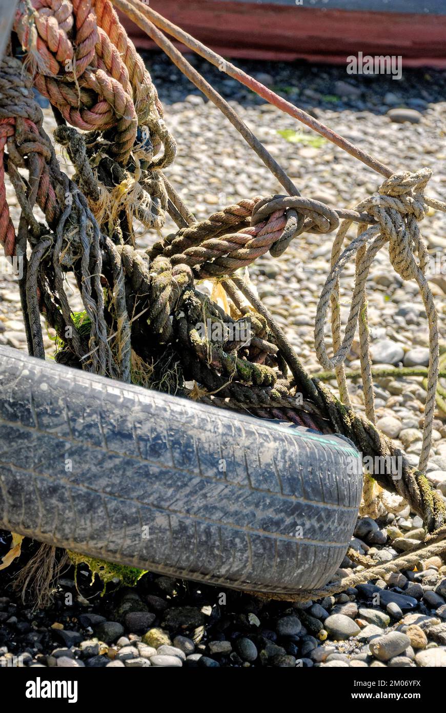 Alte alte, altmodische, reifenförmige Kotflügelboje zum Festmachen des Bootes - Bootsboje - Navigationssicherheit Stockfoto