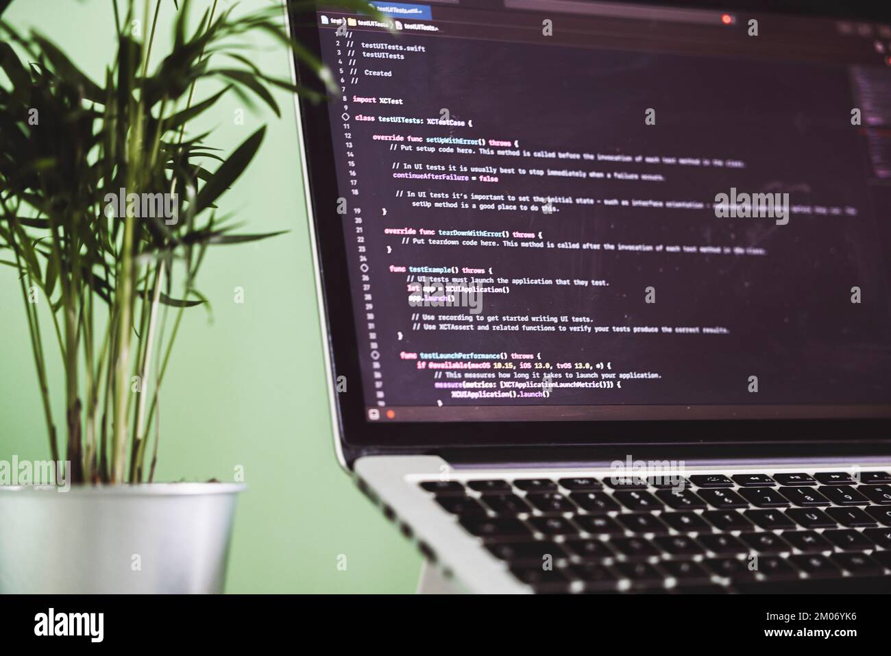 Die Programmierung erfolgt auf dem Laptop-Bildschirm, die Anlage sitzt neben dem Laptop. Stockfoto