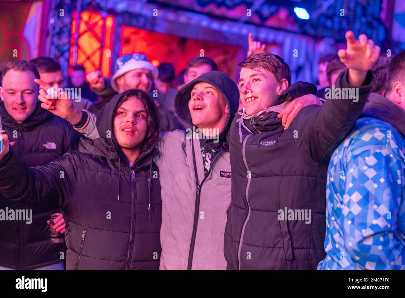 London, Großbritannien. 4.. Dezember 2022. Fußballfans auf der 4.fans in London East, um das WM-Spiel England gegen Senegal in den sechzehn letzten Jahren zu spielen. Kredit: Ian Davidson/Alamy Live News Stockfoto