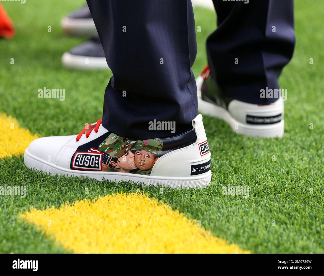 Houston, Texas, USA. 4.. Dezember 2022. Cal McNair, Chairman und CEO von Houston Texans, trägt personalisierte Schuhe, die die United Service Organizations (USO) beim NFL-Tag „My Cause My Cleats“ am 4. Dezember 2022 in Houston unterstützen. (Kreditbild: © Scott Coleman/ZUMA Press Wire) Kredit: ZUMA Press, Inc./Alamy Live News Stockfoto