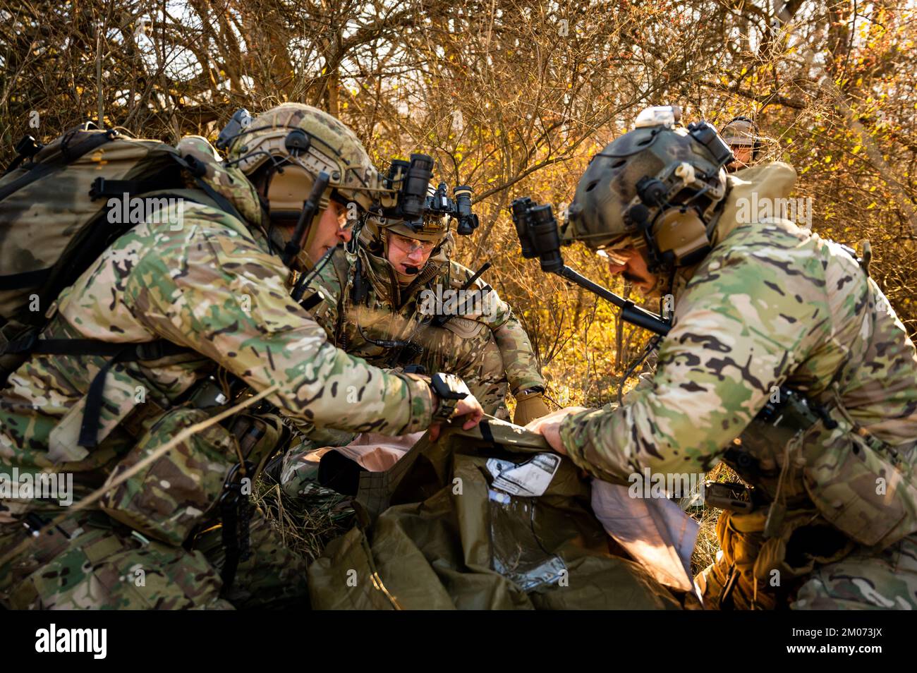 USA Air Force taktische Air Control Party Spezialisten der 169. Air Support Operations Squadron, Illinois Air National Guard, führen medizinische Hilfe für eine medizinische Schaufensterpuppe während der Übung Forward REACH 23-1 in Danvers, Illinois, 3. Dezember 2022. Die TACPs nutzten die Übung, um ihre neue Einsatzfähigkeit des Mobile Response Teams im eigenen Land zu demonstrieren, die die Reichweite der Ersthelfer bei Naturkatastrophen schnell erweitern wird. (USA Air National Guard Foto von Staff Sgt. Wynndermere Shaw) Stockfoto