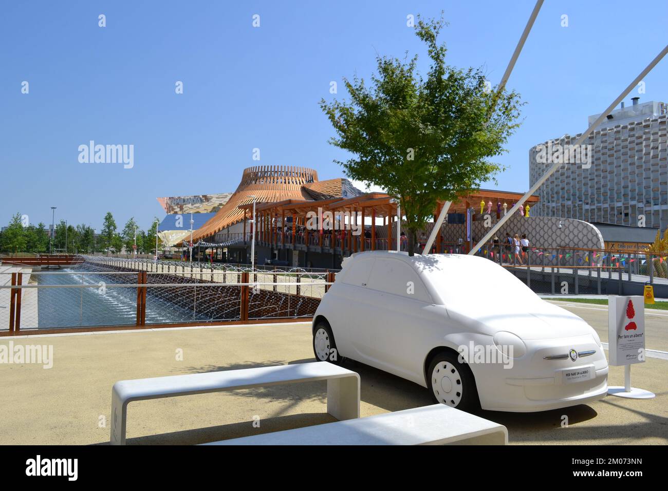 FIAT-Baum-Auto. Nahaufnahme des Modells des berühmten Fiat 500, das an einem sonnigen Tag auf der EXPO Milano 2015 einen 12 Meter hohen Birnenbaum beherbergt. Stockfoto