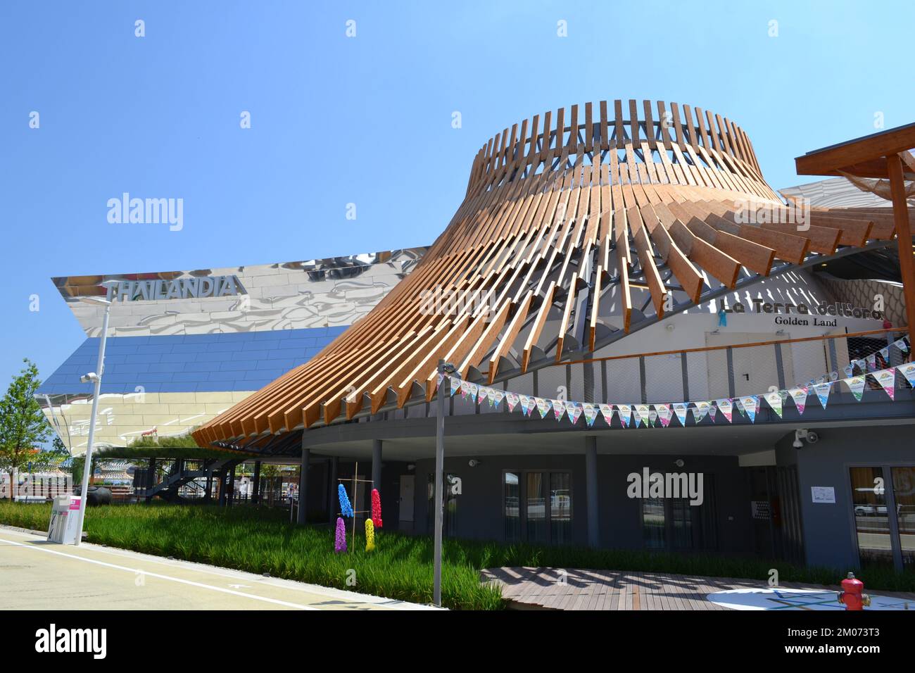 Panoramablick auf den äußeren Teil des Thailand Pavillons der EXPO Milano 2015 unter direkter und heller Sonne. Riesige Spiegelspiegel. Stockfoto