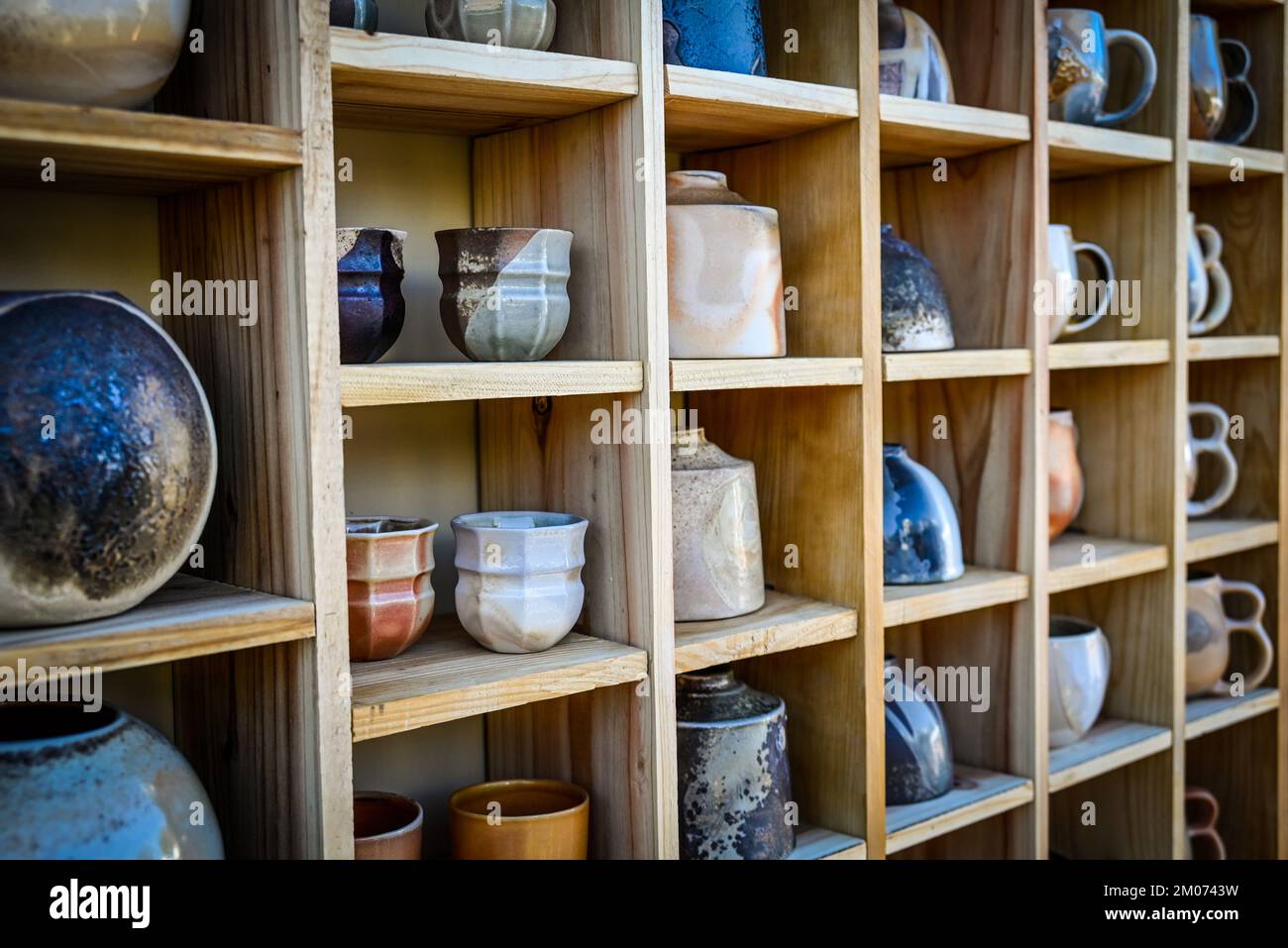 Pinienschrank für handgefertigte Keramik beim Handmade Art Festival in Tucson, AZ Stockfoto