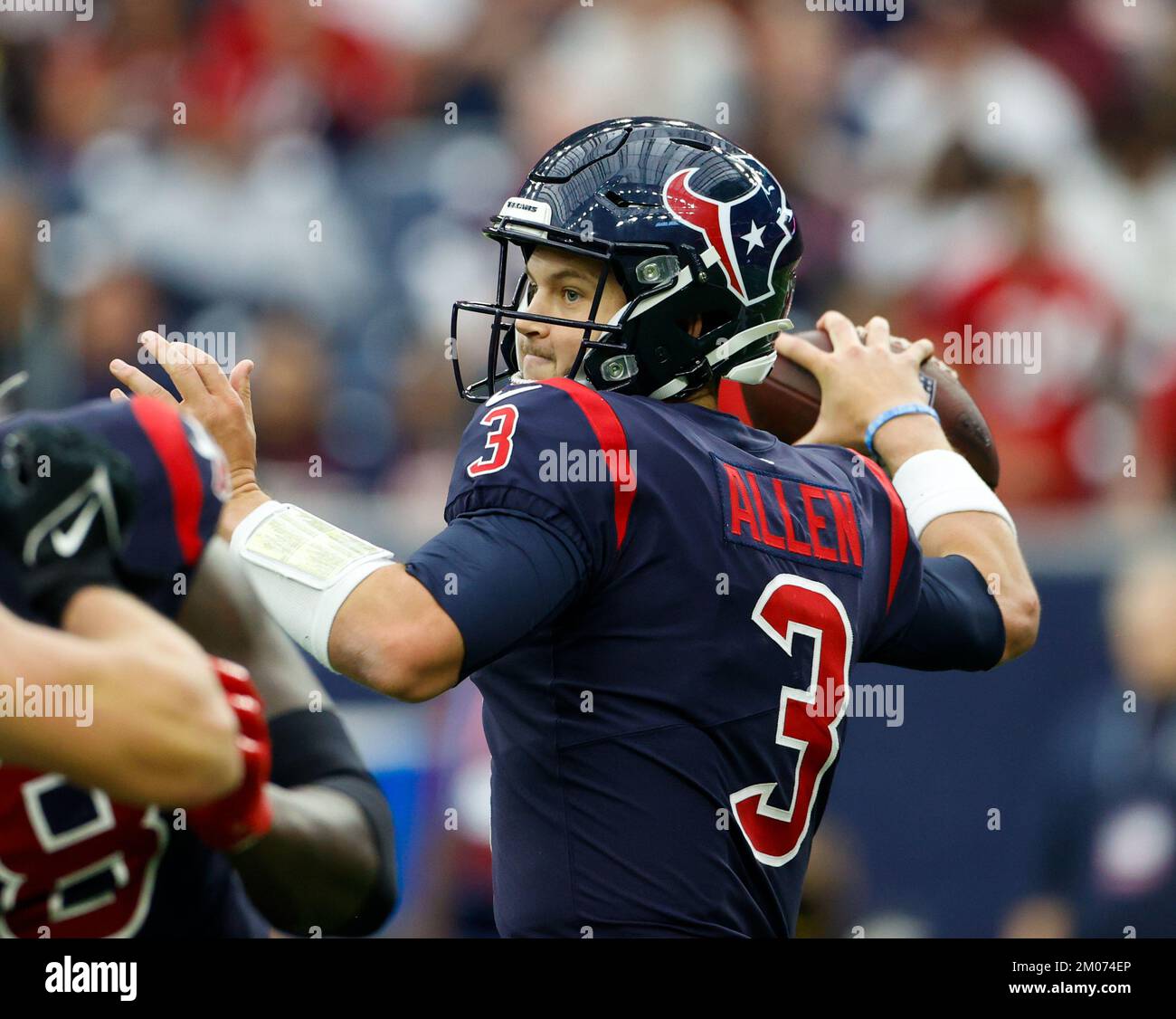Houston, Texas, USA. 4.. Dezember 2022. Der Quarterback der Houston Texans Kyle Allen (3) spielt den Ball während eines NFL-Spiels zwischen den Houston Texans und den Cleveland Browns am 4. Dezember 2022 in Houston. Die Browns haben gewonnen, 27-14. (Kreditbild: © Scott Coleman/ZUMA Press Wire) Kredit: ZUMA Press, Inc./Alamy Live News Stockfoto