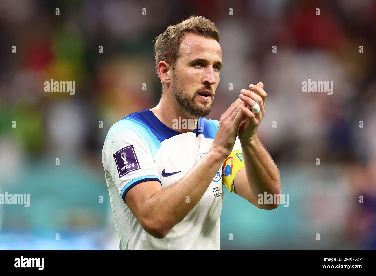 Al-Khor, Katar. 04.. Dezember 2022. Harry Kane aus England applaudiert den Fans in Vollzeit nach dem Spiel der FIFA-Weltmeisterschaft 16 im Al Bayt Stadium am 04. Dezember 2022 2022 in Al Khor, Katar. Foto: Chris Brunskill/UPI Credit: UPI/Alamy Live News Stockfoto