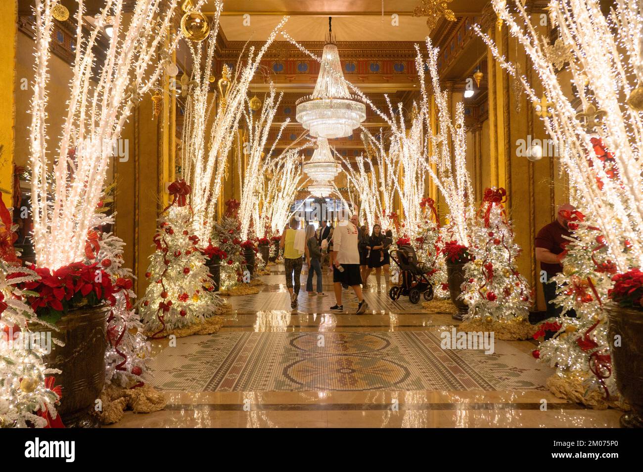 Roosevelt Hotel Lobby in New Orleans mit opulenter Weihnachtsdekoration und mehr als 112.000 Lichtern, 1.600 Fuß Girlande und 4.000 Glasornamenten. Stockfoto