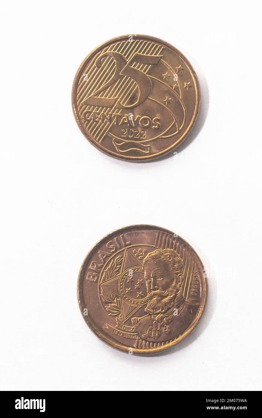 Brasilianische Währungen, Vorder- und Rückseite mit weißem Hintergrund, brasilianisches Geld, Währung von 1 real. 50 Cent, 25 Cent, 10 Cent, 5 Cent. Stockfoto