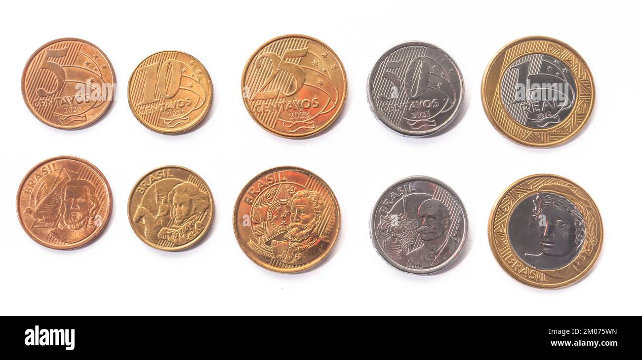 Brasilianische Währungen, Vorder- und Rückseite mit weißem Hintergrund, brasilianisches Geld, Währung von 1 real. 50 Cent, 25 Cent, 10 Cent, 5 Cent. Stockfoto