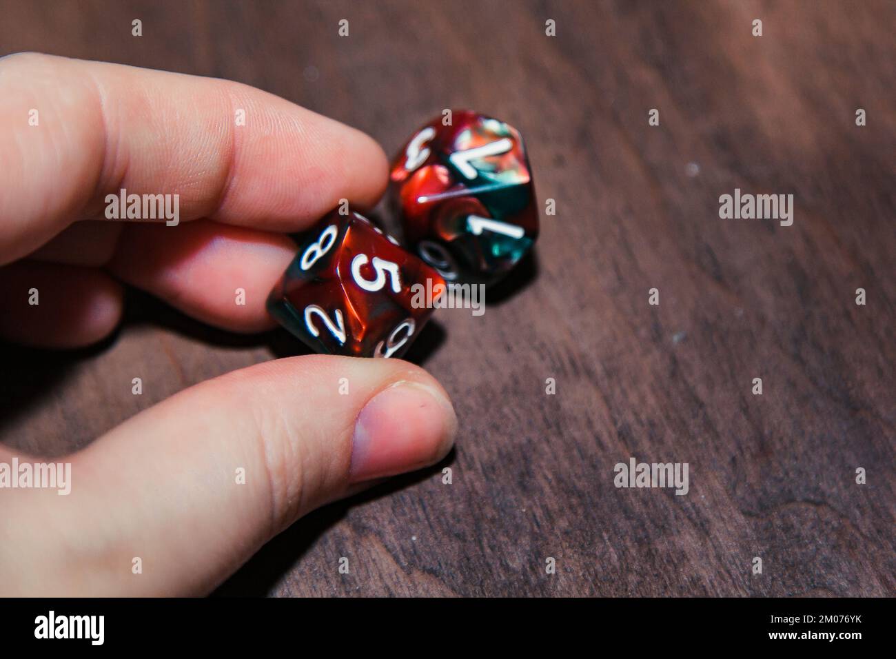 Ein Satz polyedraler Würfel, die für Rollenspiele wie Dungeons Dragons verwendet werden Stockfoto