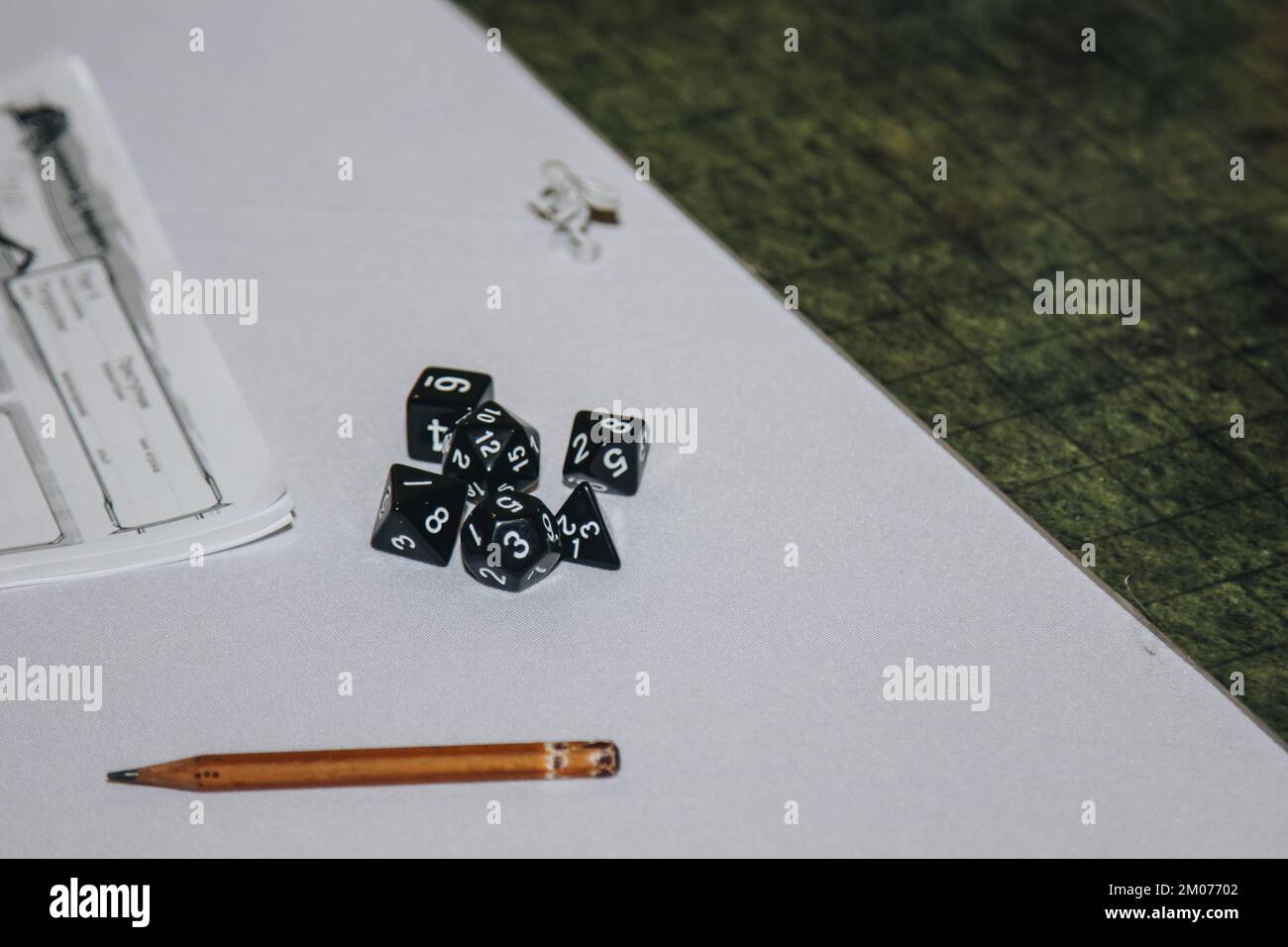 Ein Satz polyedraler Würfel, die für Rollenspiele wie Dungeons Dragons verwendet werden Stockfoto