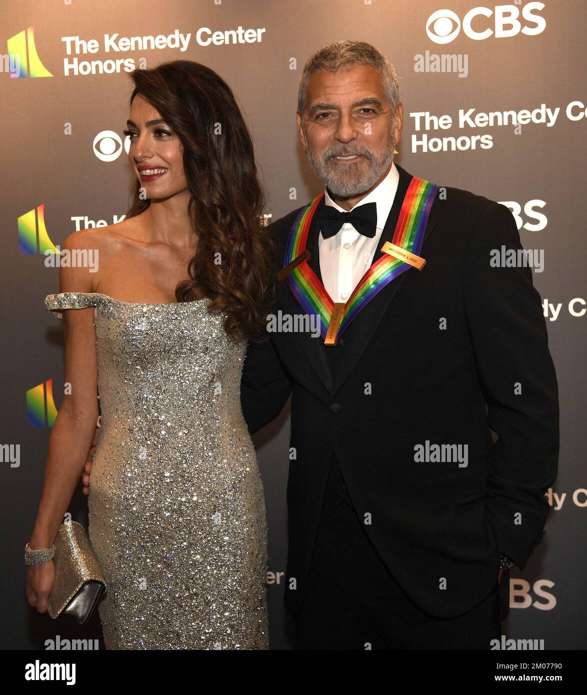 Washington, Usa. 04.. Dezember 2022. 2022 Kennedy Center Honoree Schauspieler George Clooney posiert mit seiner Frau Amal, wenn sie am Sonntag, den 4. Dezember 2022, zu einem Galaabend in Washington ankommen. Die Auszeichnungen werden für eine lebenslange Leistung in Kunst und Kultur verliehen. Foto: Mike Theiler/UPI Credit: UPI/Alamy Live News Stockfoto