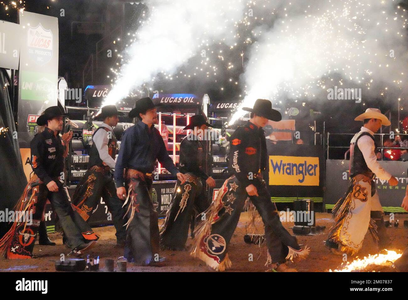 St. Louis, Usa. 04.. Dezember 2022. Professionelle Bullenreiter werden vor der ersten Runde des „Unleash the Beast“ World Finals im Enterprise Center in St. vorgestellt Louis am Sonntag, dem 4. Dezember 2022. Foto: Bill Greenblatt/UPI Credit: UPI/Alamy Live News Stockfoto