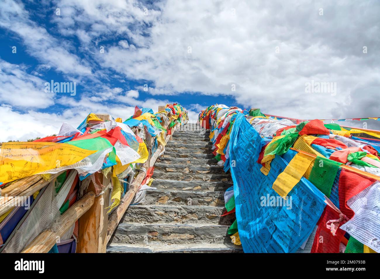 Bunte Gebetsfahnen in Tibet, China Stockfoto