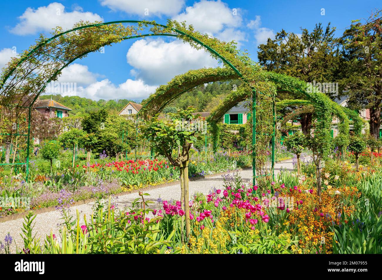 Claude Monets Haus und blühender Garten in Springtime, Giverny, Frankreich Stockfoto
