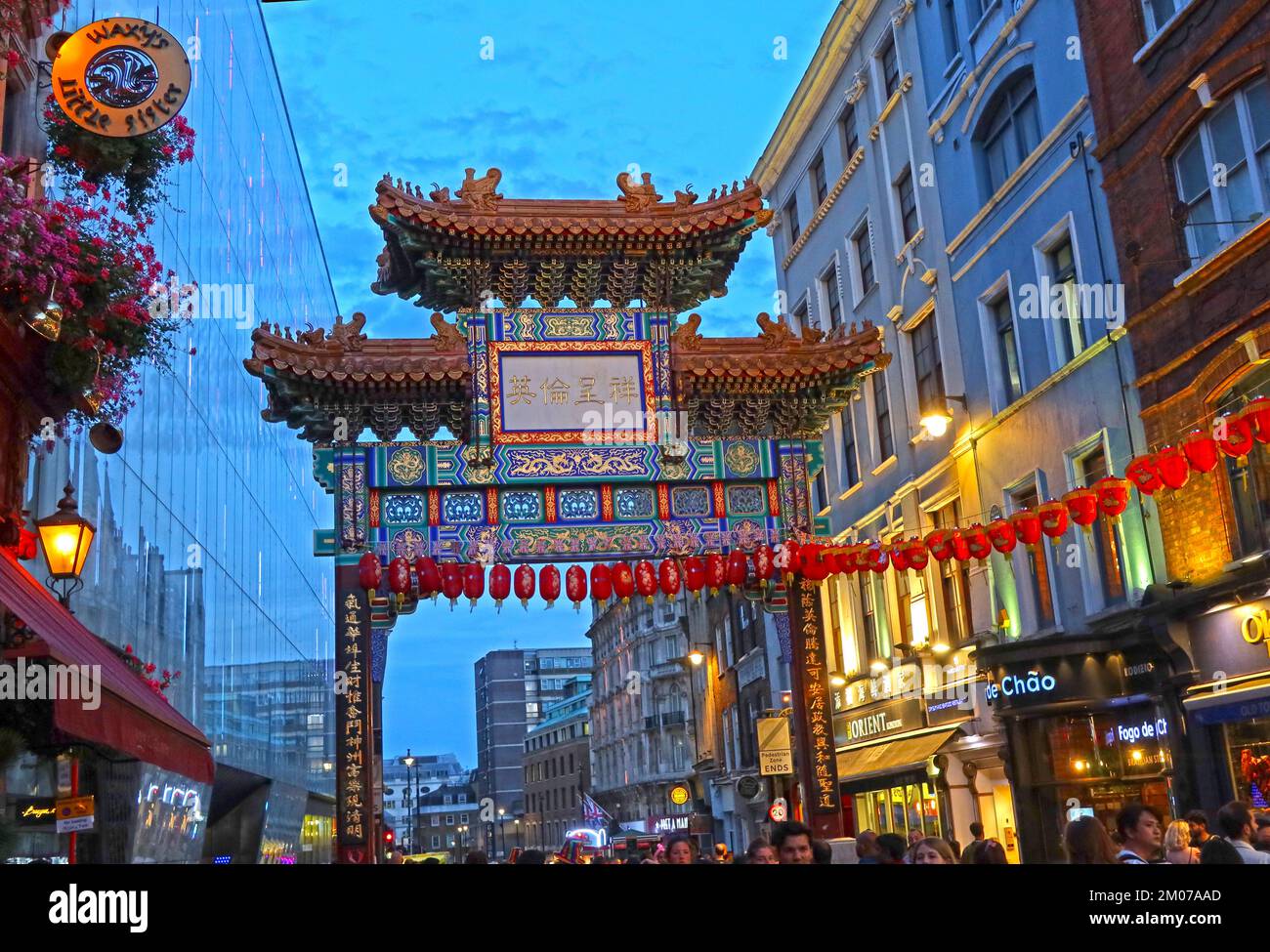 Chinatown Gate at Dusk, Grand Entryway Arch, in Londons lebhaften Chinatown District, 10 Wardour St, West End, London W1D 6BZ, England, UK Stockfoto
