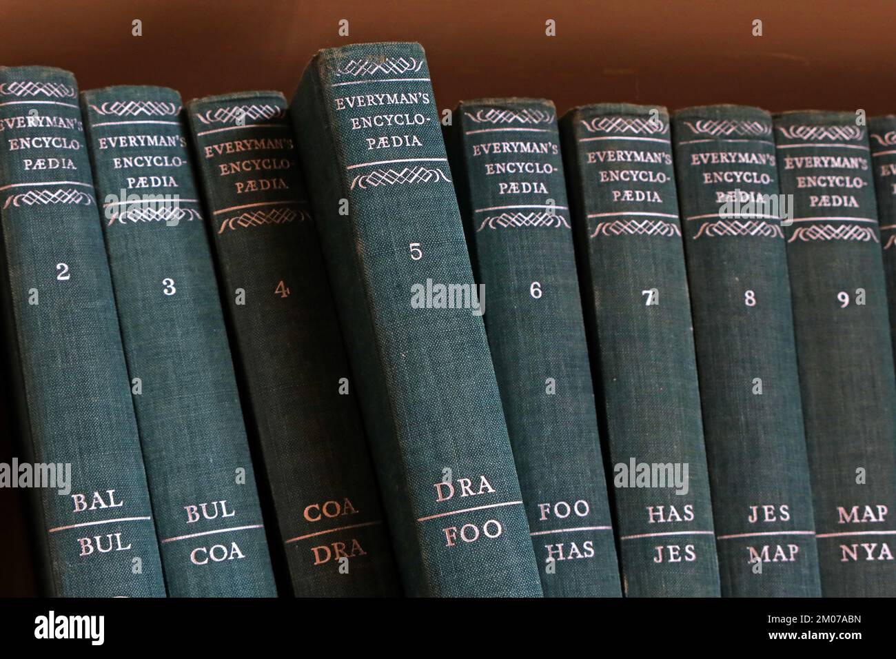 Bände, Bücherregal von Everymans Enzyklopädie Büchern Stockfoto