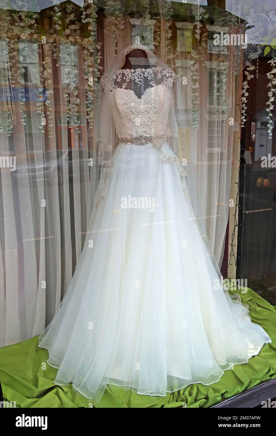Weißes Hochzeitskleid in einem Schaufenster, Hereford, Herefordshire, England, Großbritannien, HR1 2PR Stockfoto