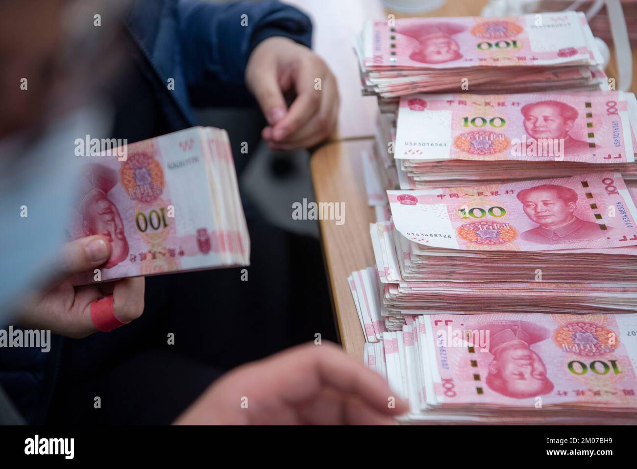 NANTONG, CHINA - 4. DEZEMBER 2022 - Bankmitarbeiter zählen Banknoten in Nantong, Ost-Chinas Provinz Jiangsu, 4. Dezember 2022. Stockfoto