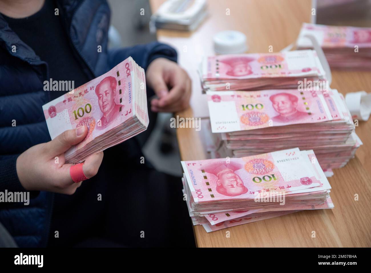 NANTONG, CHINA - 4. DEZEMBER 2022 - Bankmitarbeiter zählen Banknoten in Nantong, Ost-Chinas Provinz Jiangsu, 4. Dezember 2022. Stockfoto