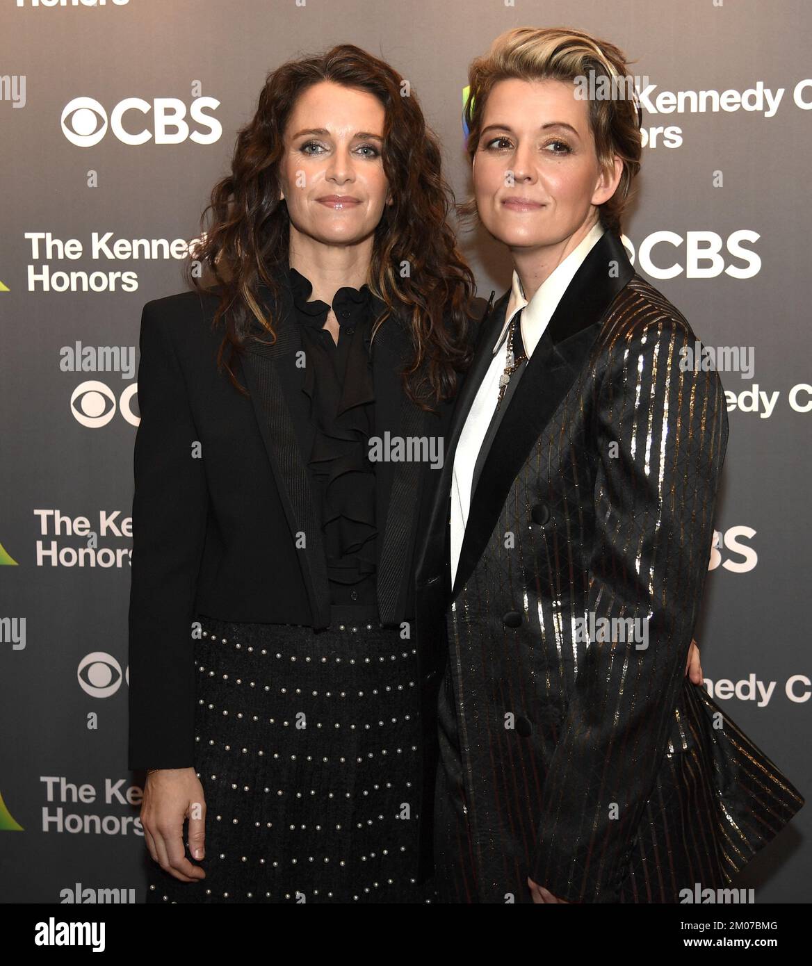 Washington, Usa. 04.. Dezember 2022. Folk-Rock-Sängerin Brandi Carlile (R) und Ehefrau Catherine Shepherd posieren für Fotografen, wenn sie am Sonntag, den 4. Dezember 2022, zum Kennedy Center Honors-Galaabend 2022 in Washington, DC ankommen. Die Auszeichnungen werden für eine lebenslange Leistung in Kunst und Kultur verliehen. Foto: Mike Theiler/UPI Credit: UPI/Alamy Live News Stockfoto