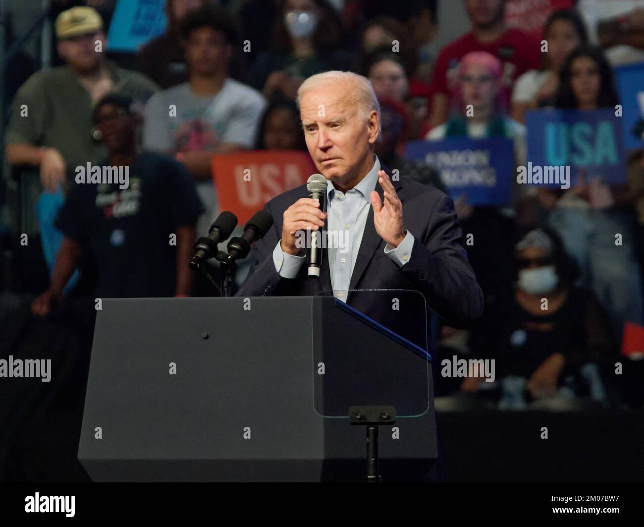 PHILADELPHIA, Pennsylvania, USA - 05. NOVEMBER 2022: Präsident Joe Biden spricht auf einer Wahlkampfveranstaltung im Liacouras Center der Temple University. Stockfoto