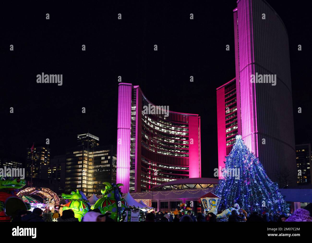 Toronto, Kanada - 4. Dezember 2022: Toronto füllt jedes Jahr den Platz vor dem Rathaus mit einem Weihnachtsmarkt mit Lichtern, Fahrgeschäften und einem Anbieter Stockfoto