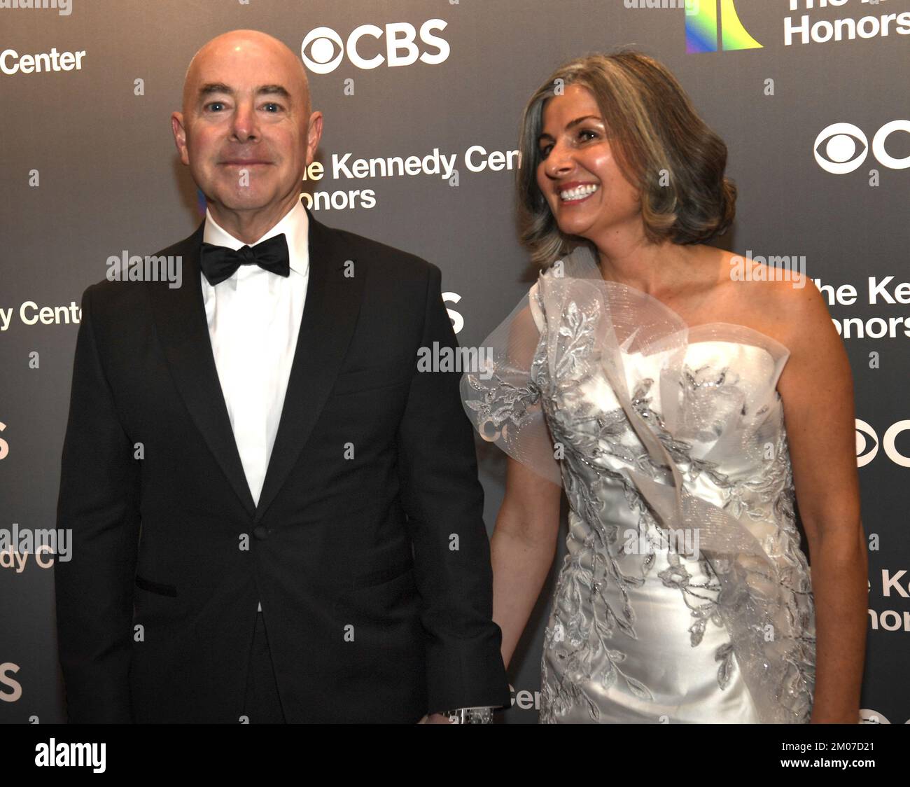 Washington, Usa. 04.. Dezember 2022. Secretary of Department of Homeland Security Alejandro Mayorkas (L) und Frau Tanya posieren für Fotografen, wenn sie am Sonntag, den 4. Dezember 2022, zum Kennedy Center Honors-Galaabend 2022 in Washington, DC ankommen. Die Auszeichnungen werden für eine lebenslange Leistung in Kunst und Kultur verliehen. Foto: Mike Theiler/UPI Credit: UPI/Alamy Live News Stockfoto