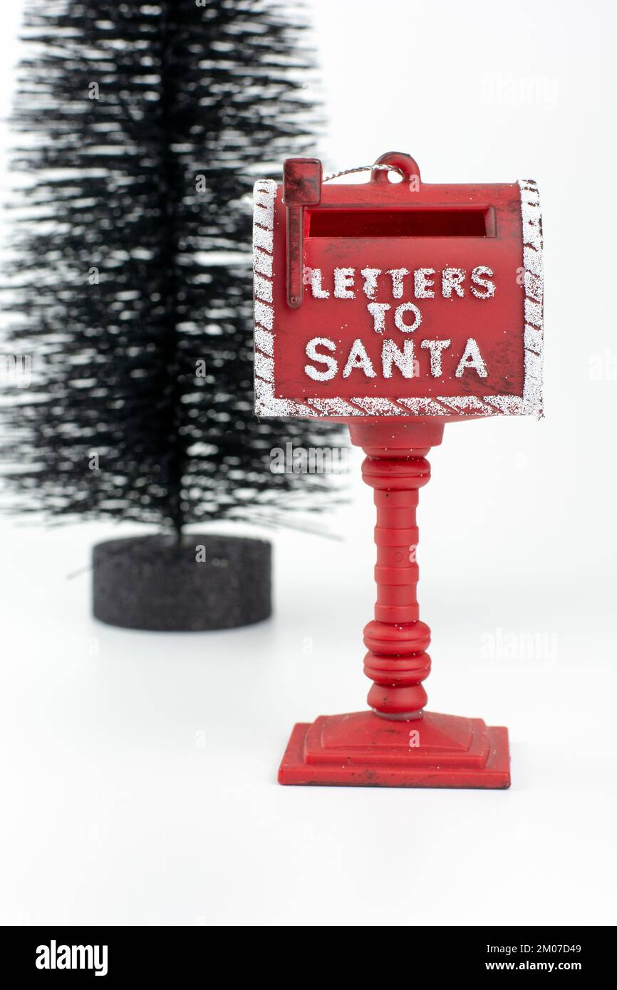 BRIEFE AN DEN WEIHNACHTSMANN-roten Weihnachts-Briefkasten auf weißem Hintergrund. Stockfoto