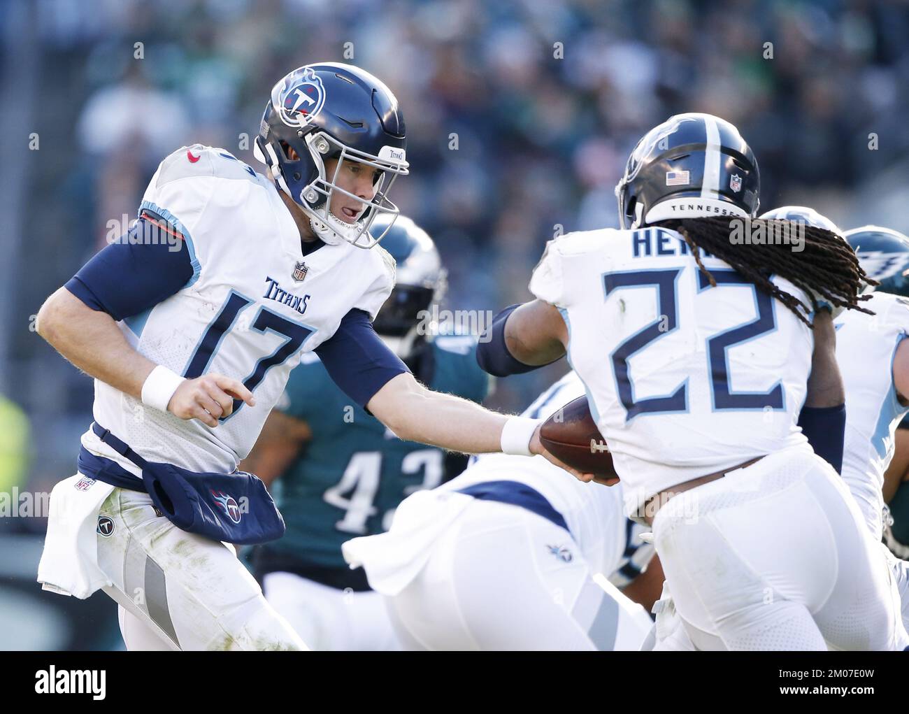 Philadelphia, Usa. 04.. Dezember 2022. Tennessee Titans Quarterback Ryan Tannehill übergibt Derrick Henry den Fußball im 1.. Quartal gegen die Philadelphia Eagles in Woche 13 der NFL-Saison am Lincoln Financial Field in Philadelphia am Sonntag, den 4. Dezember 2022. Die Eagles besiegten die Titanen 35-10. Foto: John Angelillo/UPI Credit: UPI/Alamy Live News Stockfoto