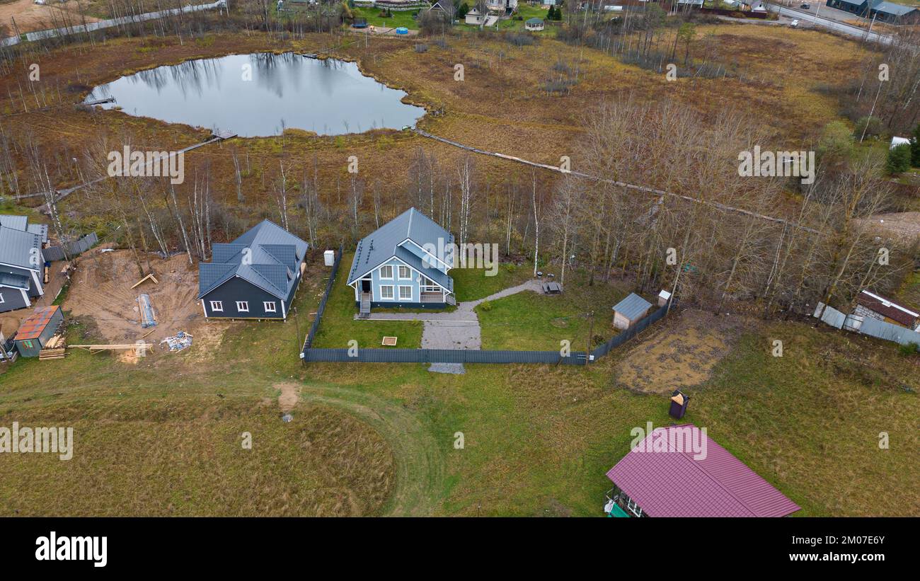 Foto eines kleinen Landhauses mit Grillbereich Stockfoto