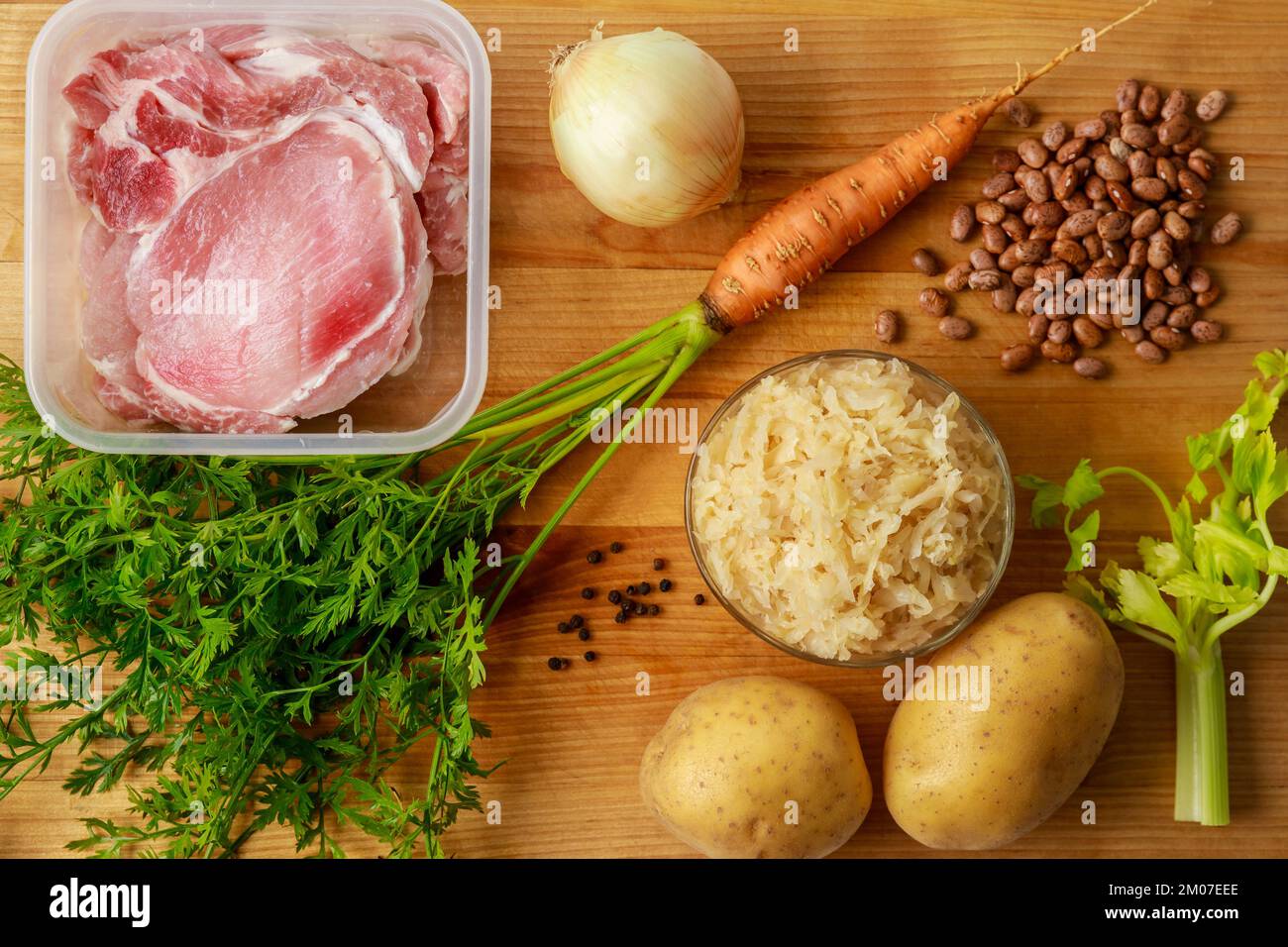 Zutaten für die Zubereitung von Sauerkrautsuppe. Stockfoto