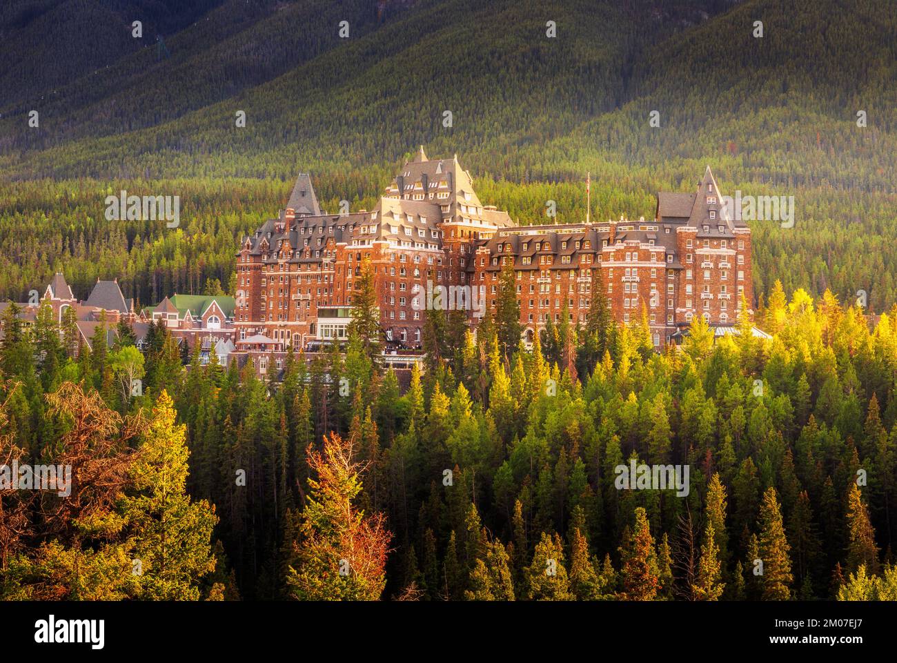 Das Fairmont Banff Springs Hotel erhebt sich wie eine Bergburg in Banff, Alberta, vor der dramatischen Landschaft der Kanadischen Rocky Mountains. Stockfoto
