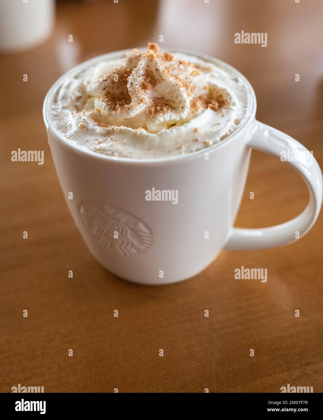 Starbucks Kaffee Karamell Latte weiße Tasse im Starbucks Cafe. Starbucks ist das größte Kaffeehausunternehmen der Welt – Vancouver, BC, Kanada – Dezember 2,2 Stockfoto