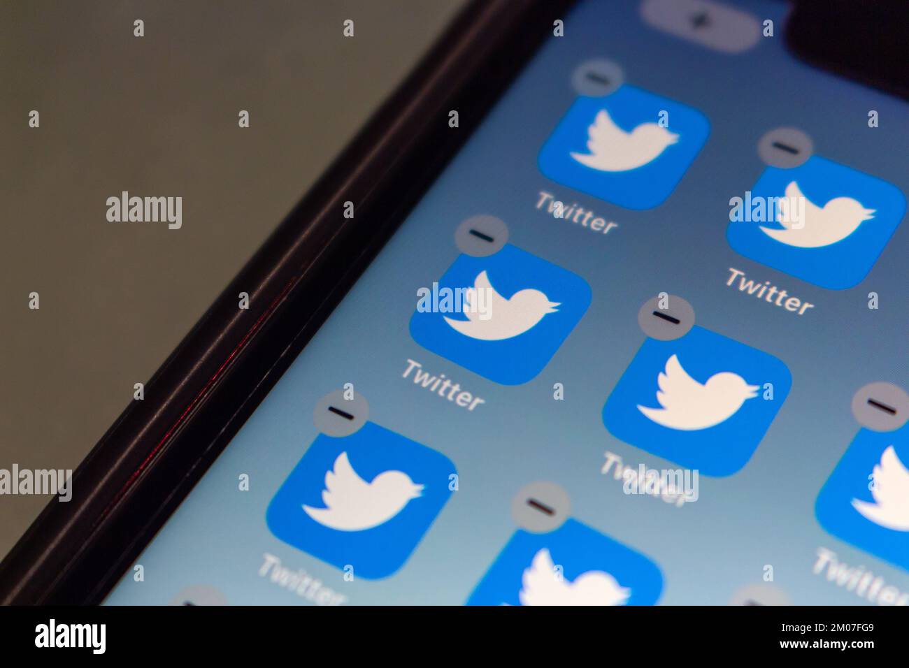 Vancouver CANADA - Dez 3 2022 : Bild von vielen Twitter-App-Ikonen mit delete-Abzeichen auf einem iPhone. Elon Musks Twitter-Massenentlassungskonzept Stockfoto