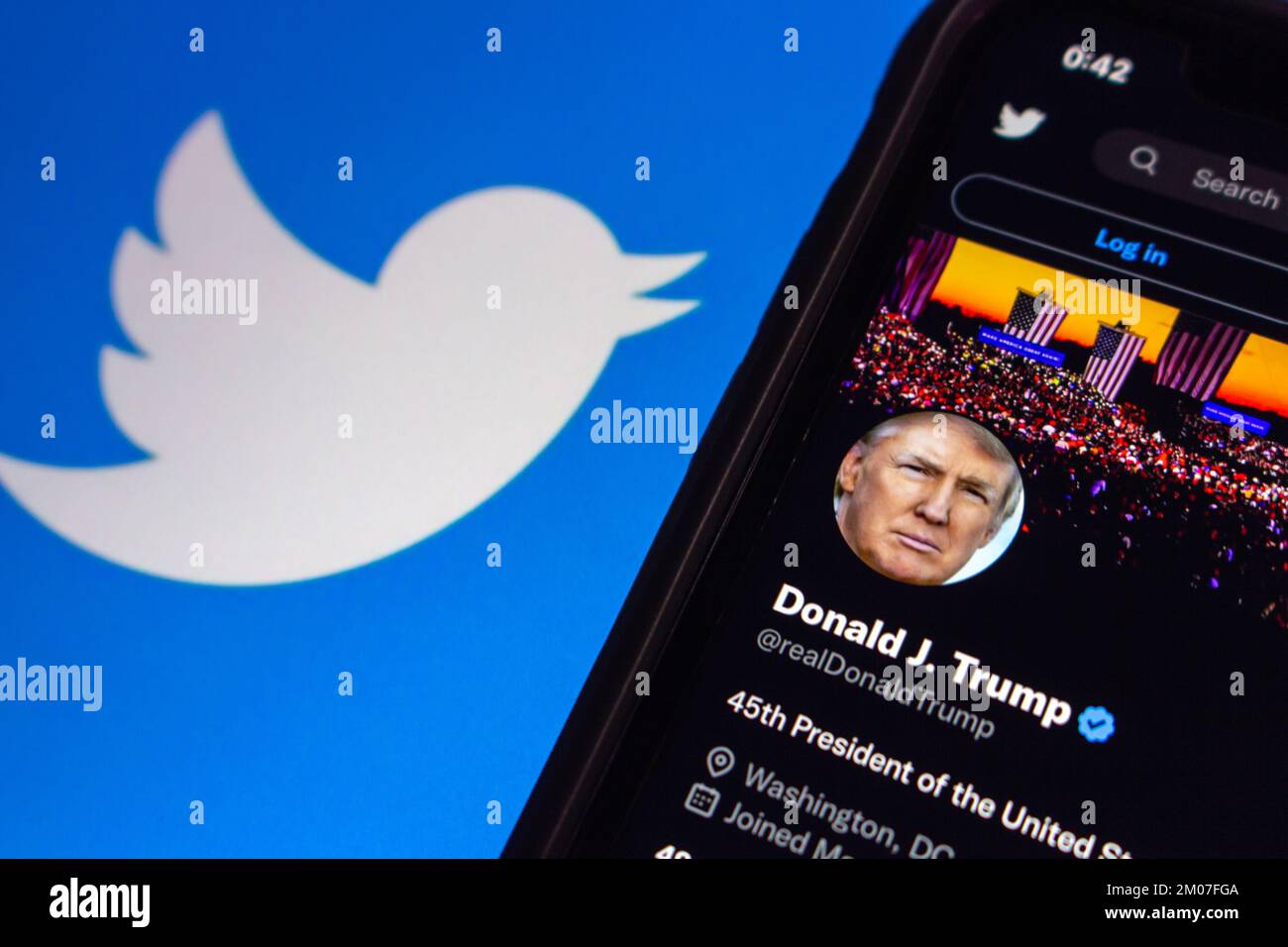 Donald Trump Twitter-Konto (realDonaldTrump) auf dem iPhone auf Twitter bg. Im November 2022 kündigte Elon Musk die Reaktivierung von Donald Trumps Konto an Stockfoto