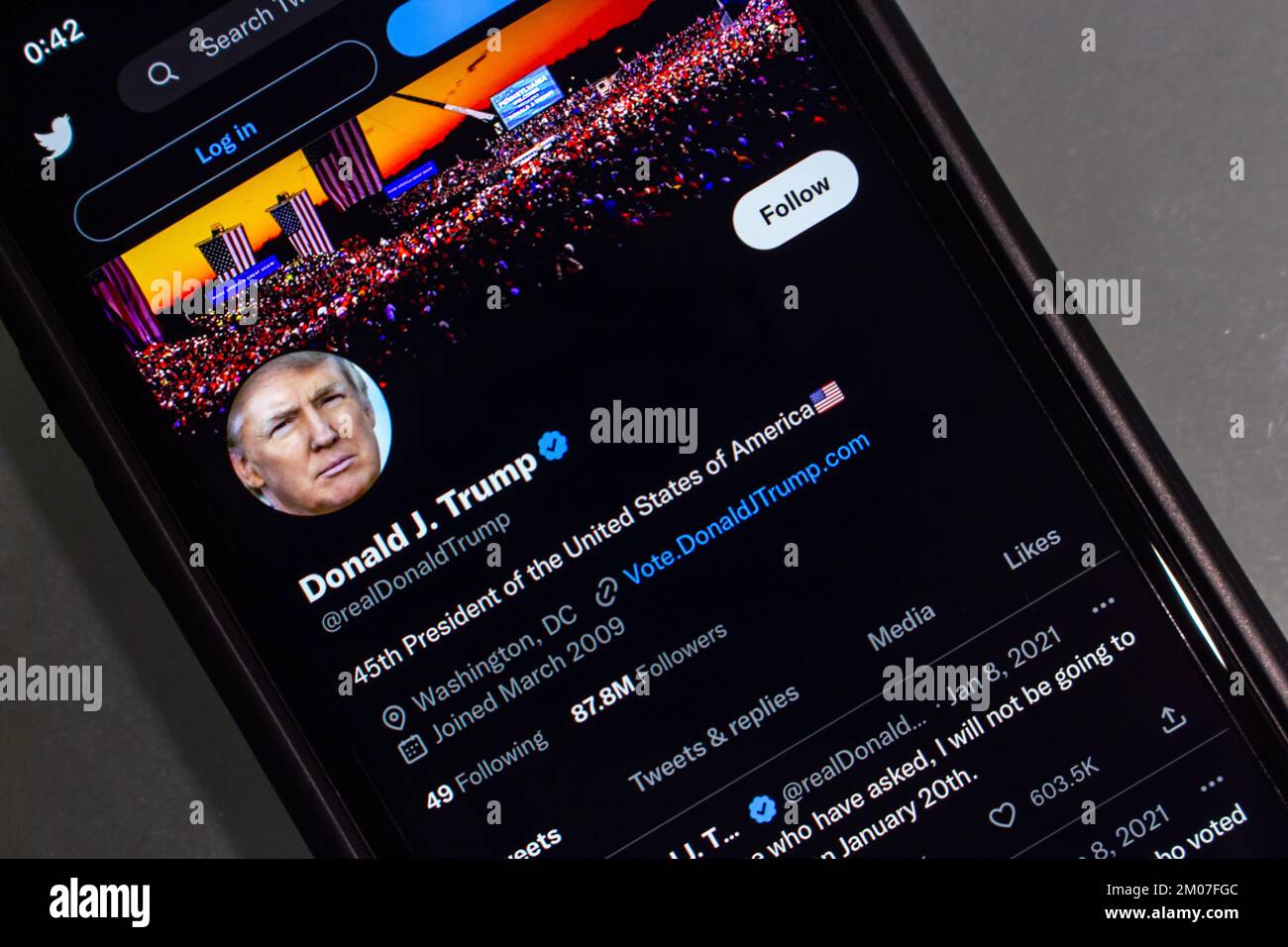 Donald Trump Twitter-Konto (@realDonaldTrump) auf iPhone. Im November 2022 kündigte Elon Musk die Reaktivierung von Donald Trumps Twitter-Konto an Stockfoto