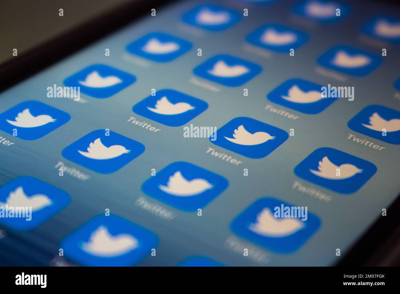 Vancouver, KANADA - Dez 3 2022 : Konzeptbild vieler Twitter-App-Ikonen auf einem iPhone. Elon Musks Twitter-Massenentlassungskonzept. Stockfoto
