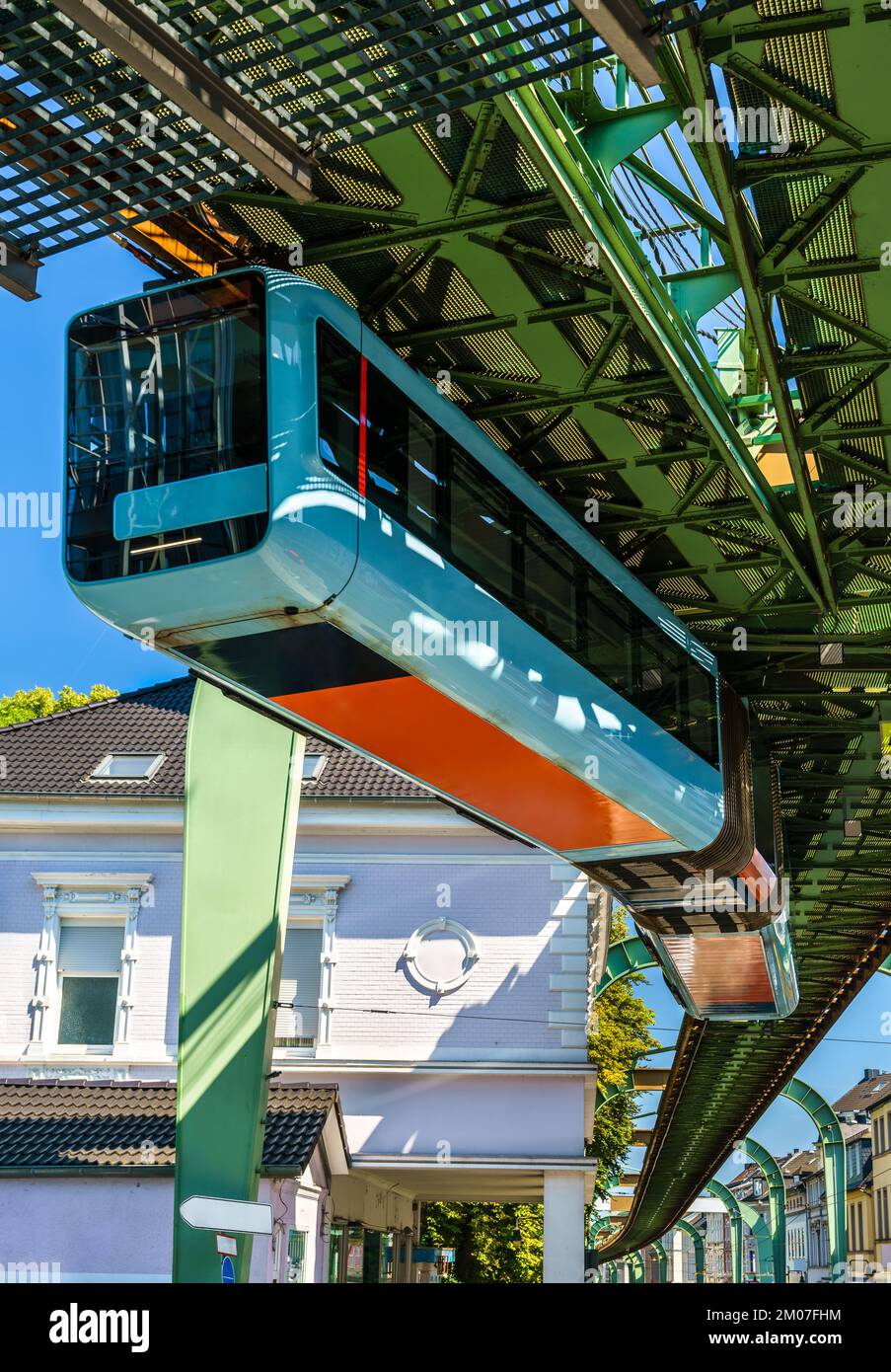 Schwebebahn, eine Hängeeisenbahn in Wuppertal - Nordrhein-Westfalen, Deutschland Stockfoto