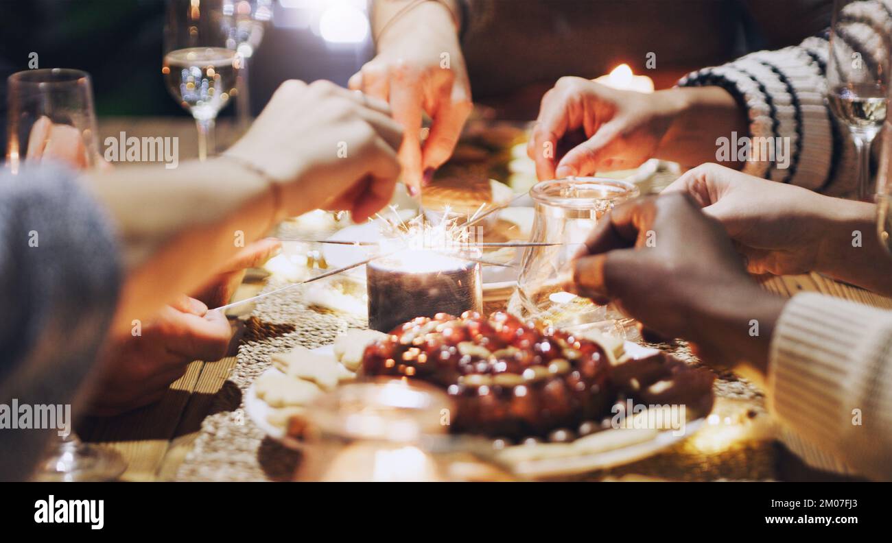 Abendessen, Feiern und Freunde mit Glitzer auf der Party zu Weihnachten, Silvester und festlicher Versammlung. Freundschaft, Glück und Hände der Menschen Stockfoto