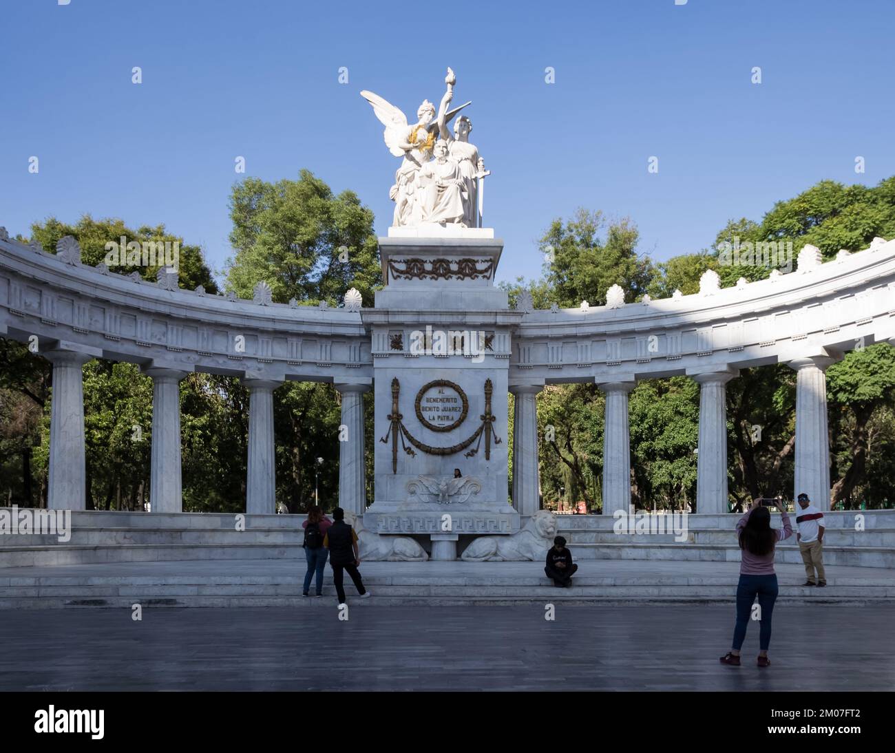 Blick auf das Hemicycle Benito Juárez, ein neoklassizistisches Denkmal im Alameda Central Park in Mexiko-Stadt, das dem mexikanischen Staatsmann gedenkt Stockfoto