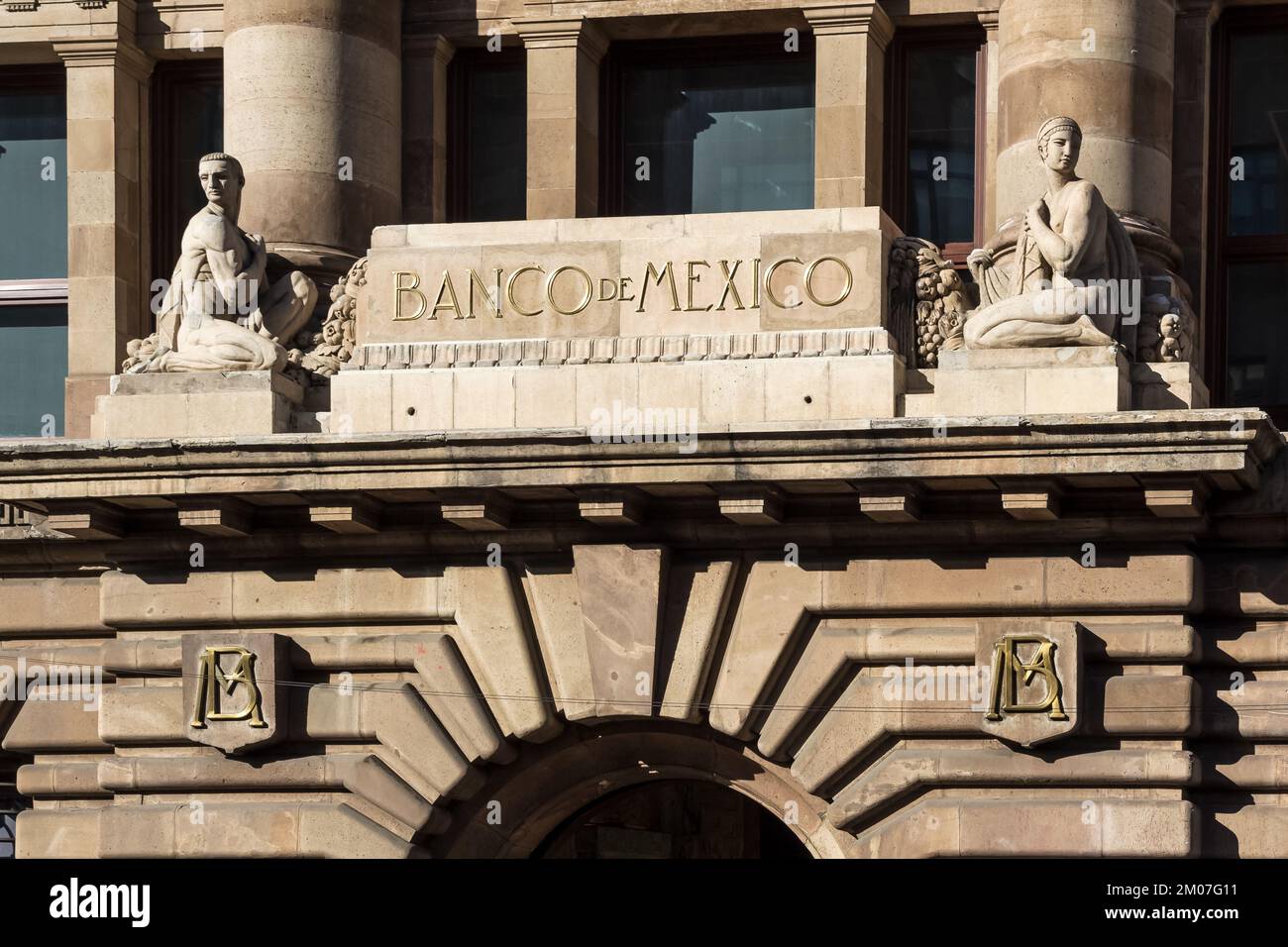 Architektonische Details der Hauptquartierfassade der Banco de México (Bank von Mexiko) im historischen Zentrum der Stadt. Stockfoto