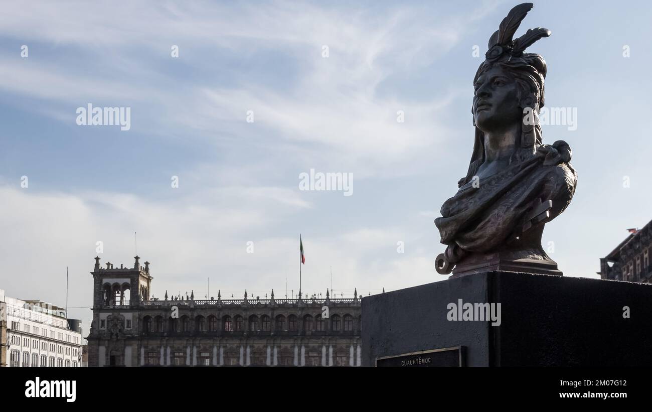 Blick auf die Cuauhtémoc-Statue am Zócalo, dem Platz der Verfassung, im Zentrum von Mexiko-Stadt Stockfoto