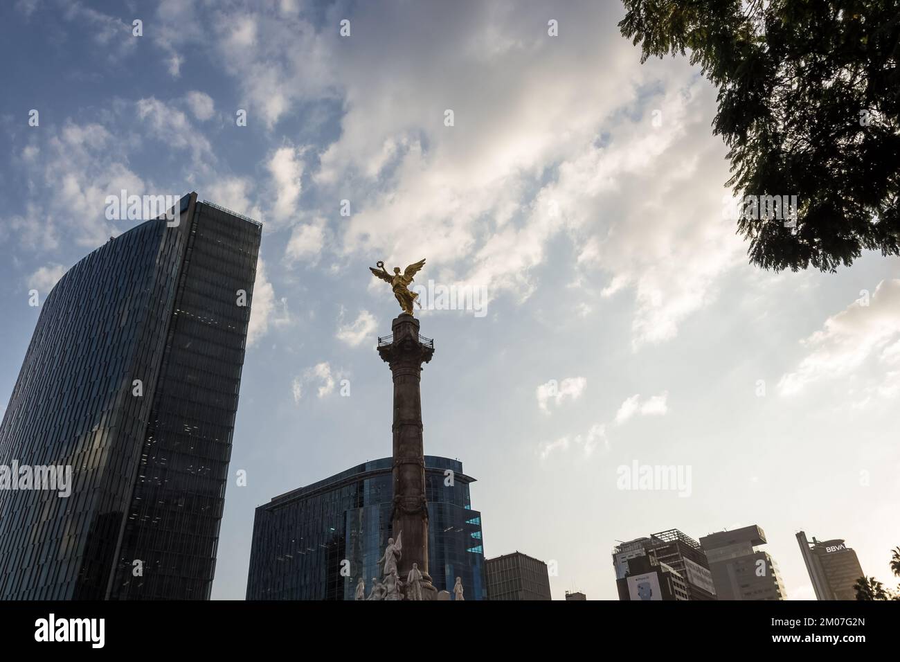 Architektonische Details des Engels der Unabhängigkeit, eine Siegessäule in einem Kreisverkehr an der Hauptverkehrsstraße Paseo de la Reforma in Mexiko-Stadt Stockfoto