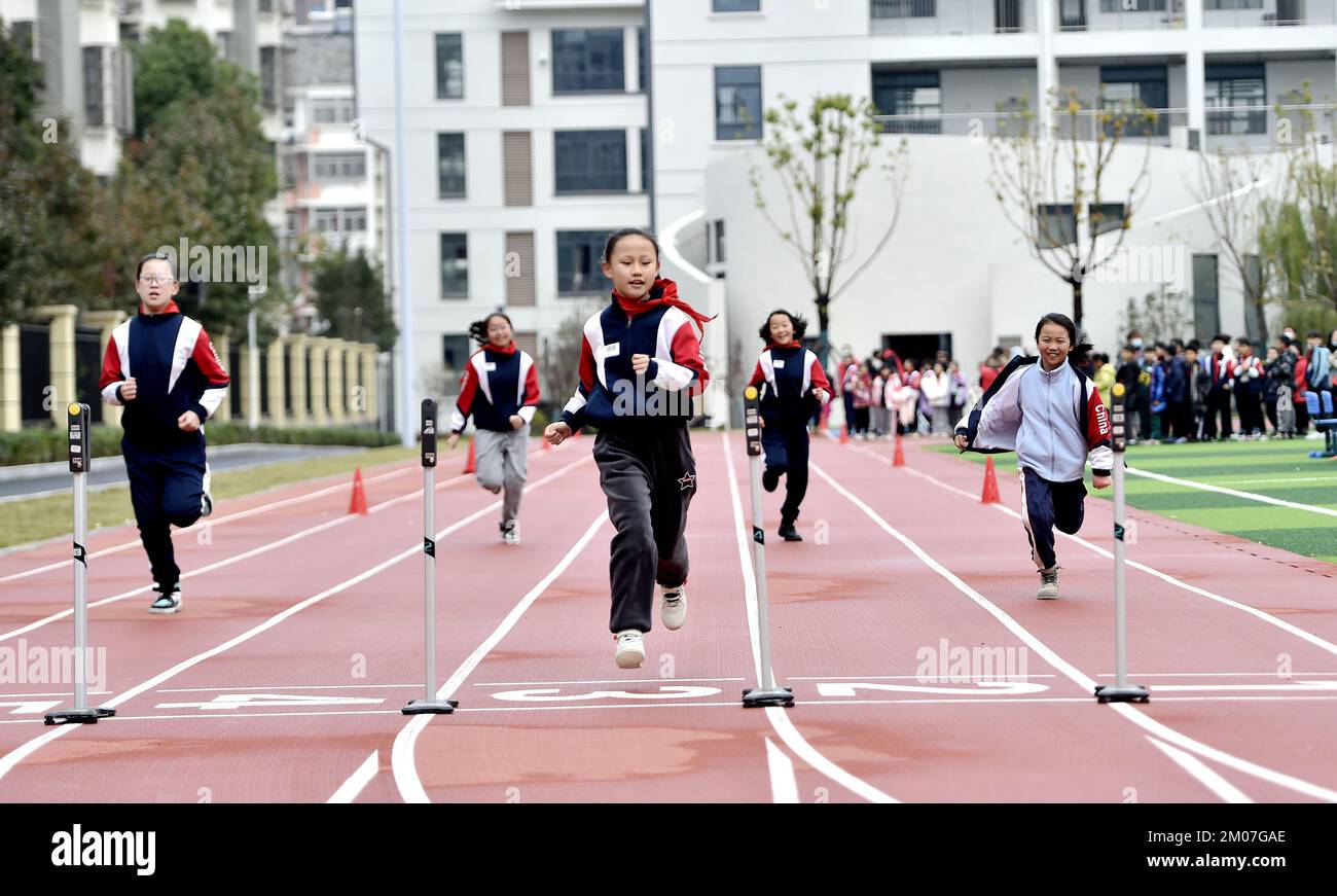 HEFEI, CHINA - 5. DEZEMBER 2022 - Grundschüler nehmen an verschiedenen Sportaktivitäten Teil, um fit zu bleiben in Hefei, Provinz Anhui, China, 5. Dezember 2 Stockfoto