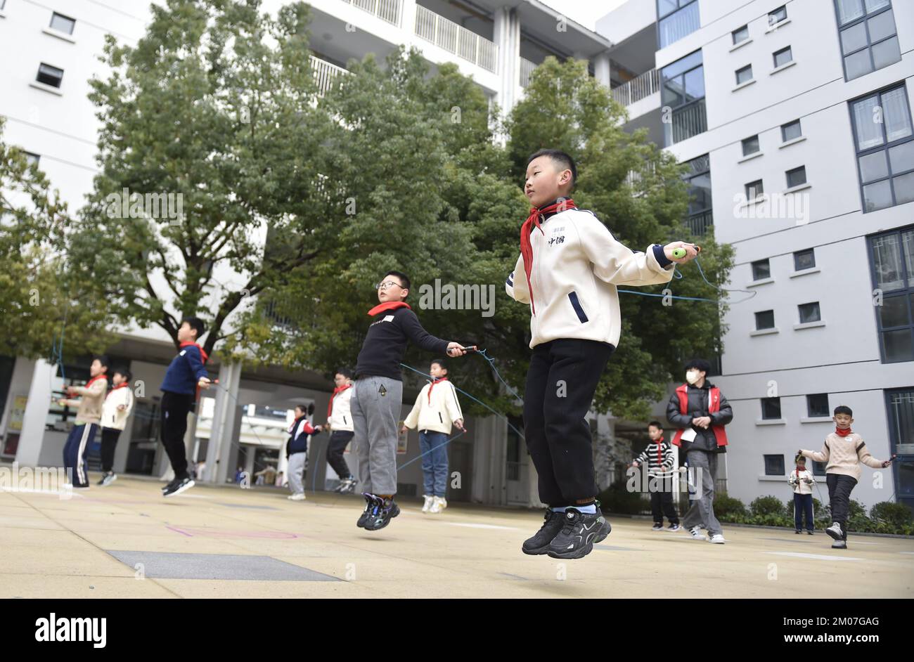 HEFEI, CHINA - 5. DEZEMBER 2022 - Grundschüler nehmen an verschiedenen Sportaktivitäten Teil, um fit zu bleiben in Hefei, Provinz Anhui, China, 5. Dezember 2 Stockfoto